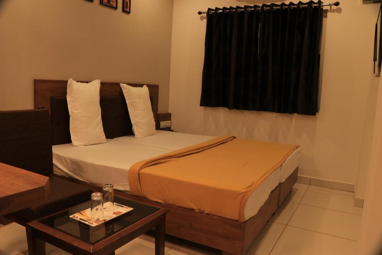 Hotel Viraj Residency ブジ エクステリア 写真