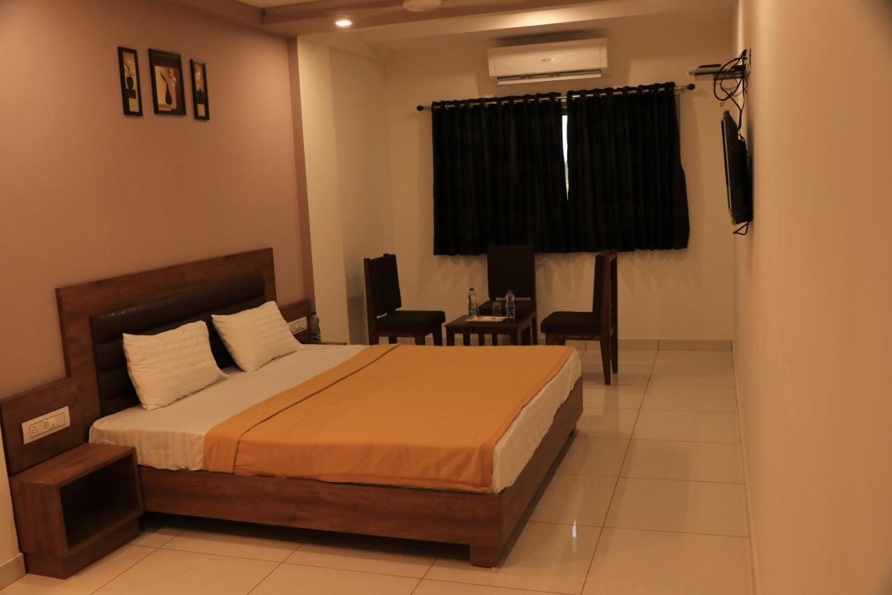 Hotel Viraj Residency ブジ エクステリア 写真