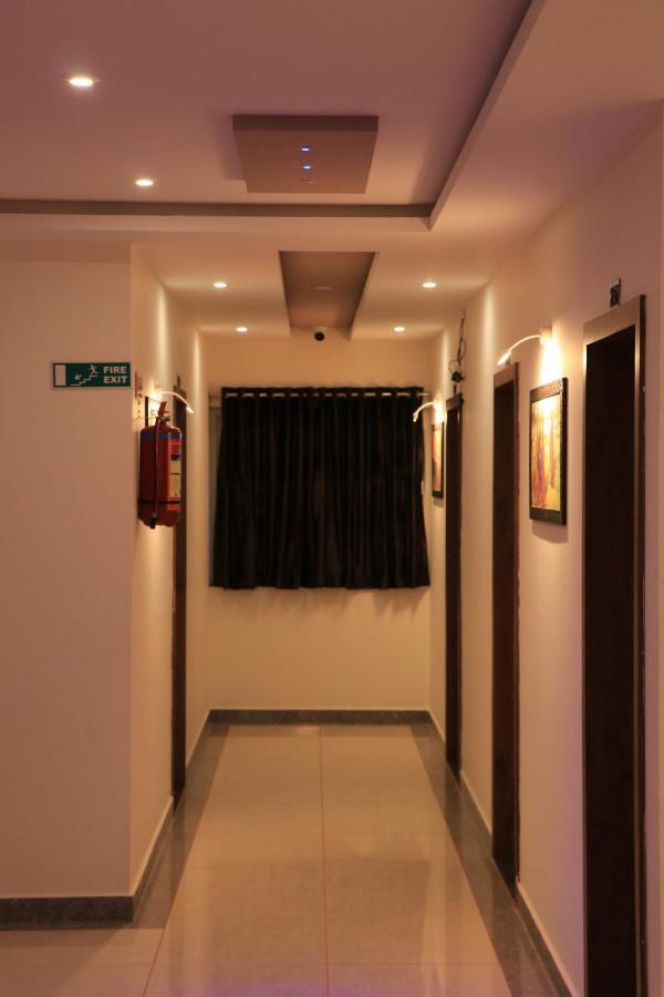 Hotel Viraj Residency ブジ エクステリア 写真