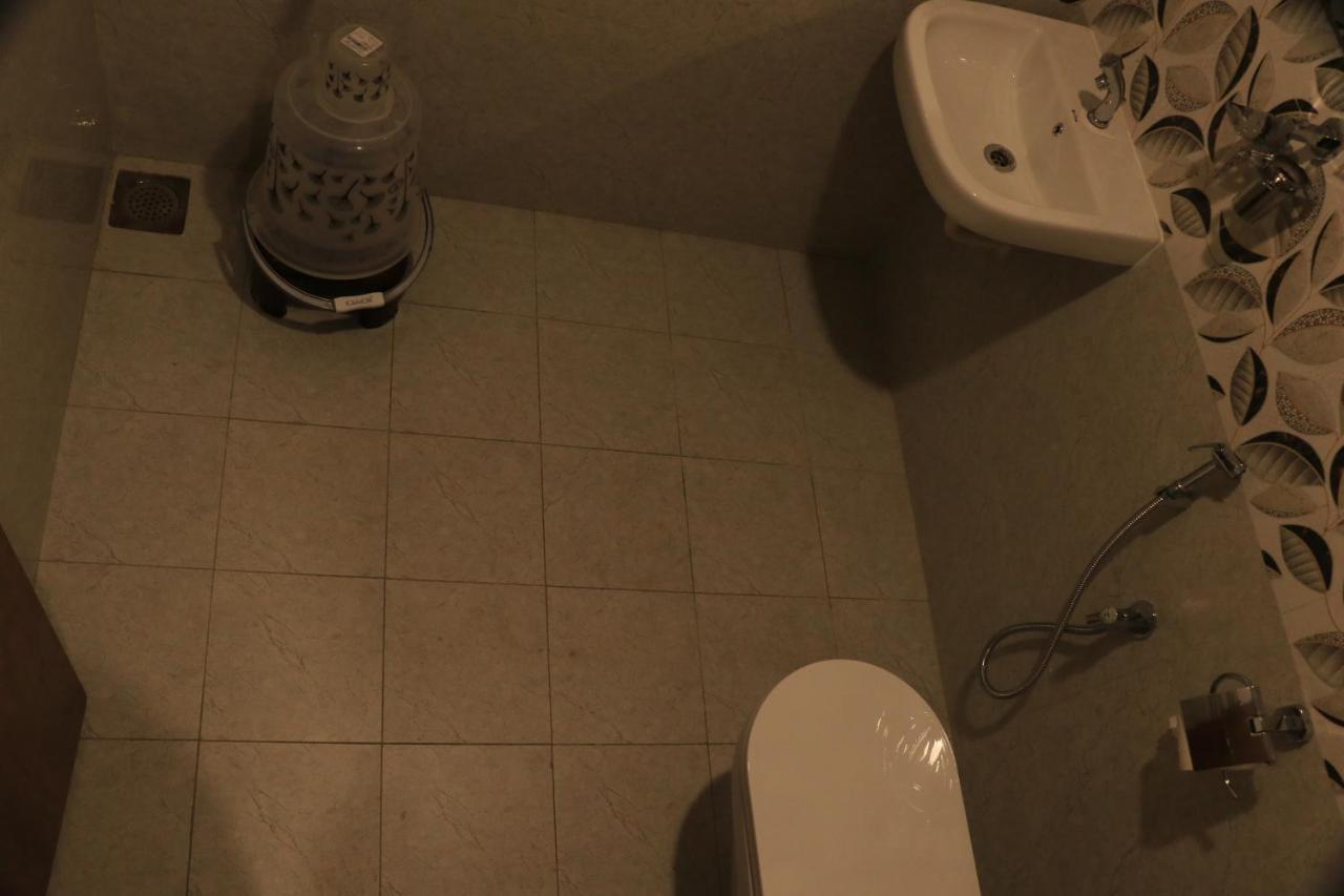 Hotel Viraj Residency ブジ エクステリア 写真