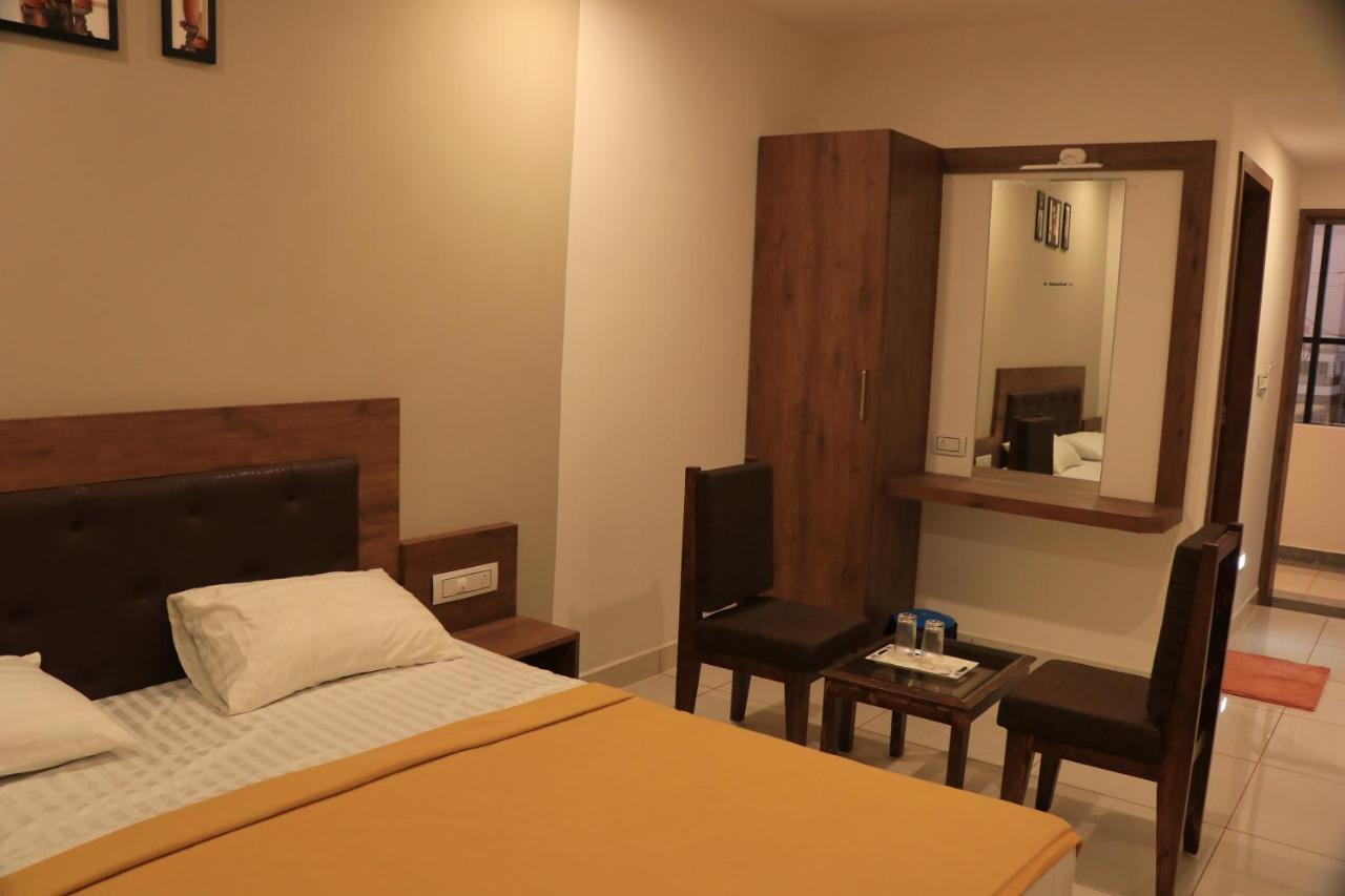 Hotel Viraj Residency ブジ エクステリア 写真