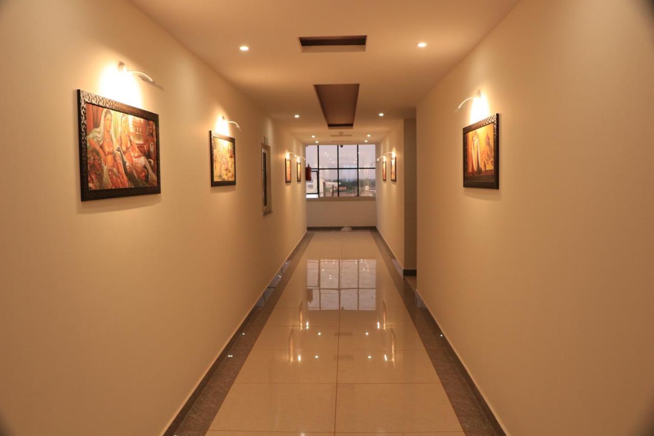 Hotel Viraj Residency ブジ エクステリア 写真
