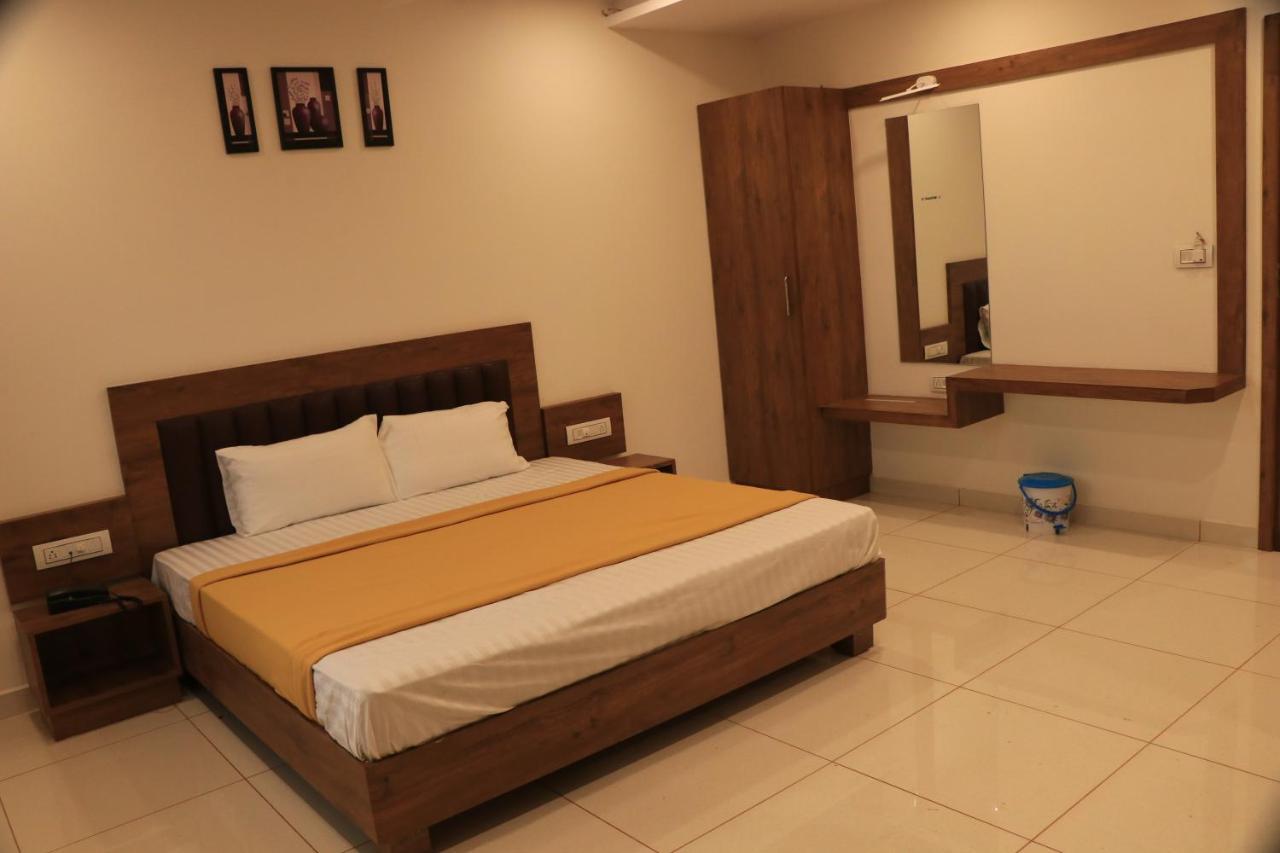 Hotel Viraj Residency ブジ エクステリア 写真