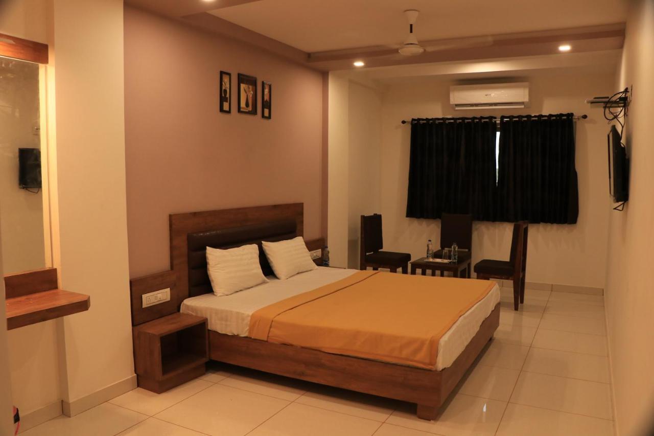 Hotel Viraj Residency ブジ エクステリア 写真