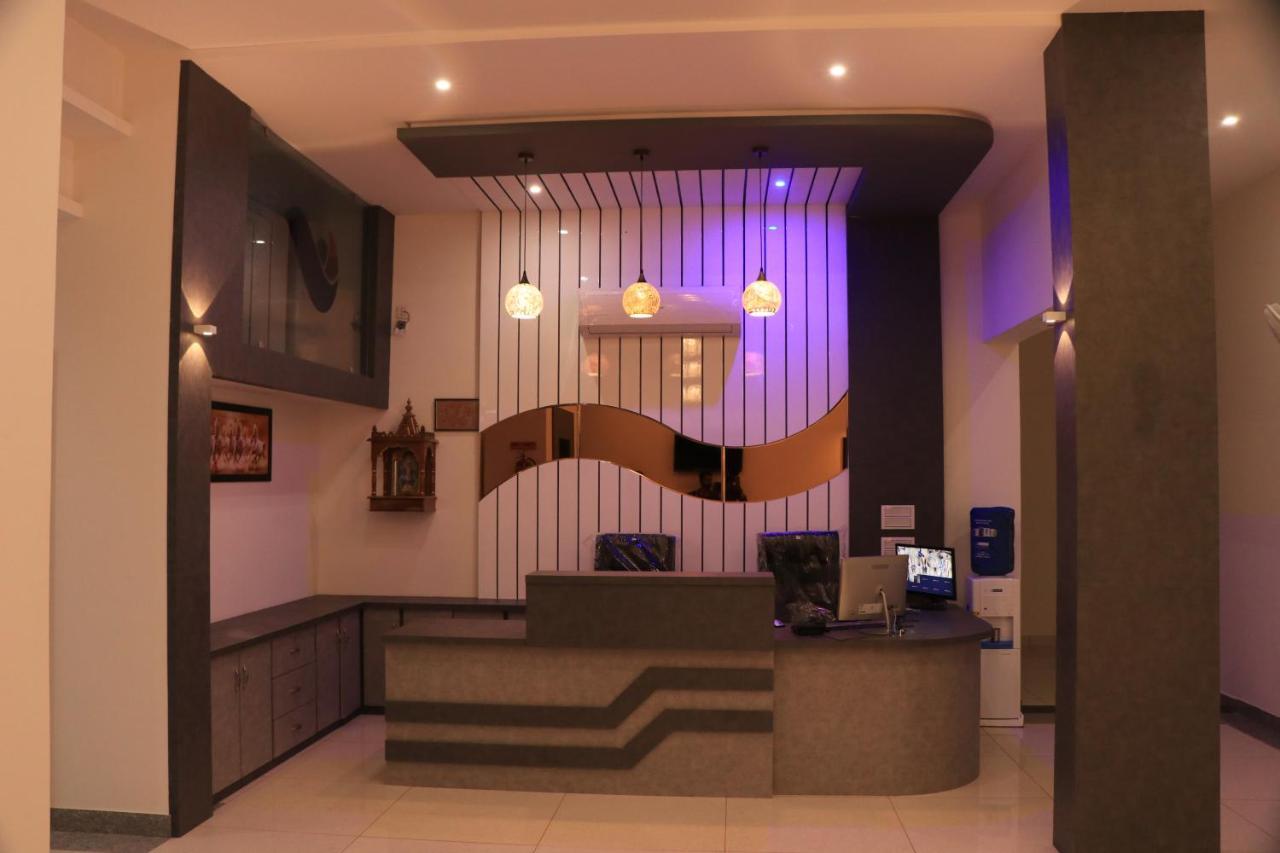 Hotel Viraj Residency ブジ エクステリア 写真