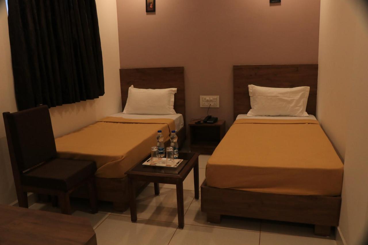 Hotel Viraj Residency ブジ エクステリア 写真