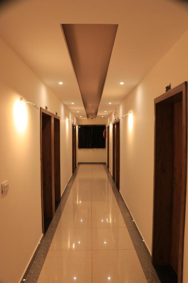 Hotel Viraj Residency ブジ エクステリア 写真