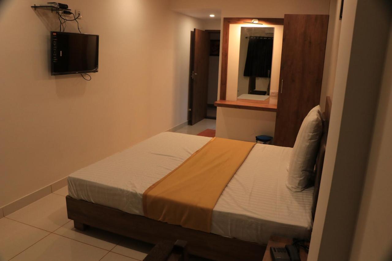 Hotel Viraj Residency ブジ エクステリア 写真