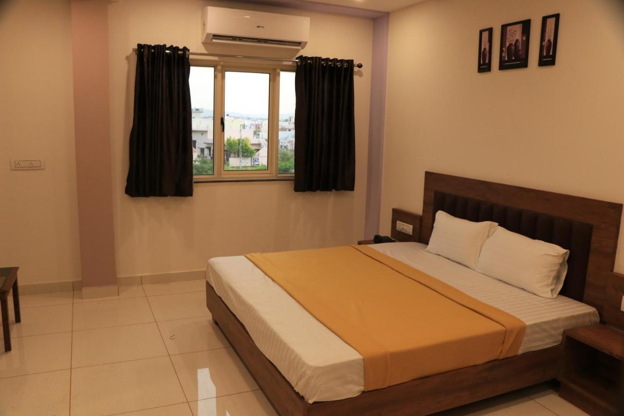 Hotel Viraj Residency ブジ エクステリア 写真