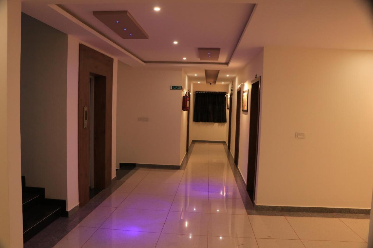 Hotel Viraj Residency ブジ エクステリア 写真