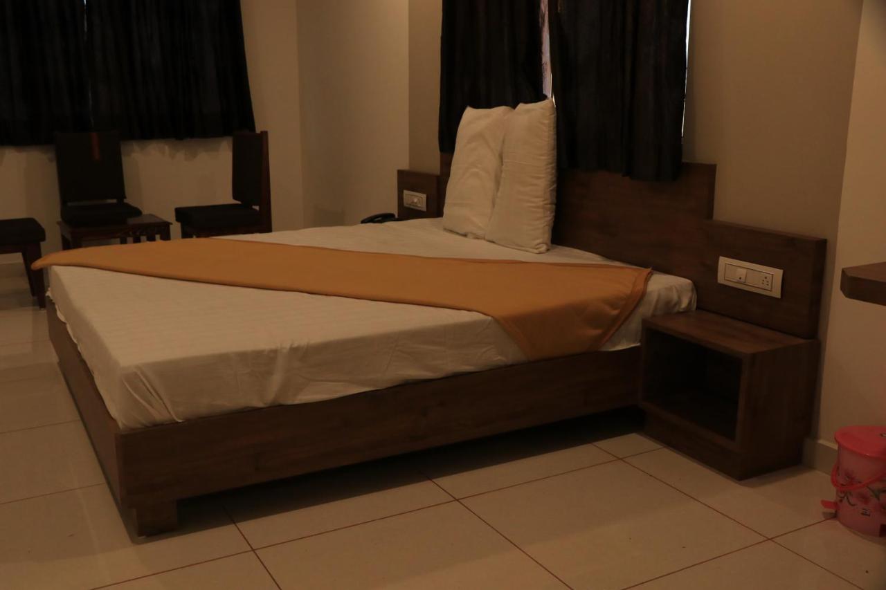 Hotel Viraj Residency ブジ エクステリア 写真