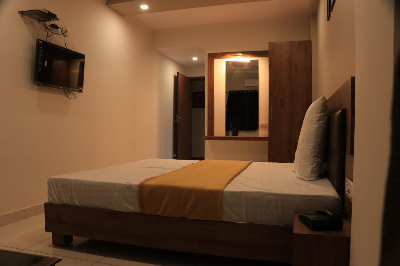 Hotel Viraj Residency ブジ エクステリア 写真