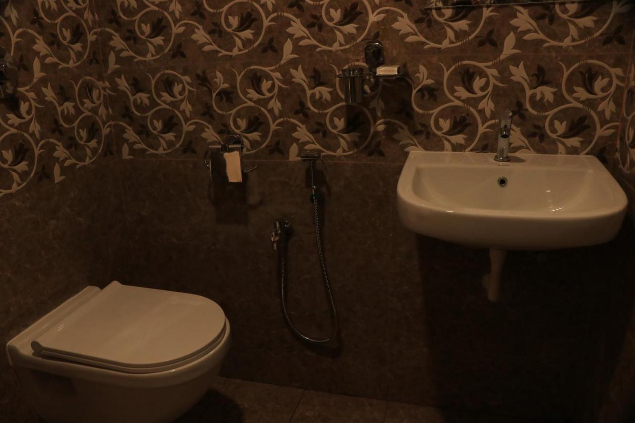 Hotel Viraj Residency ブジ エクステリア 写真