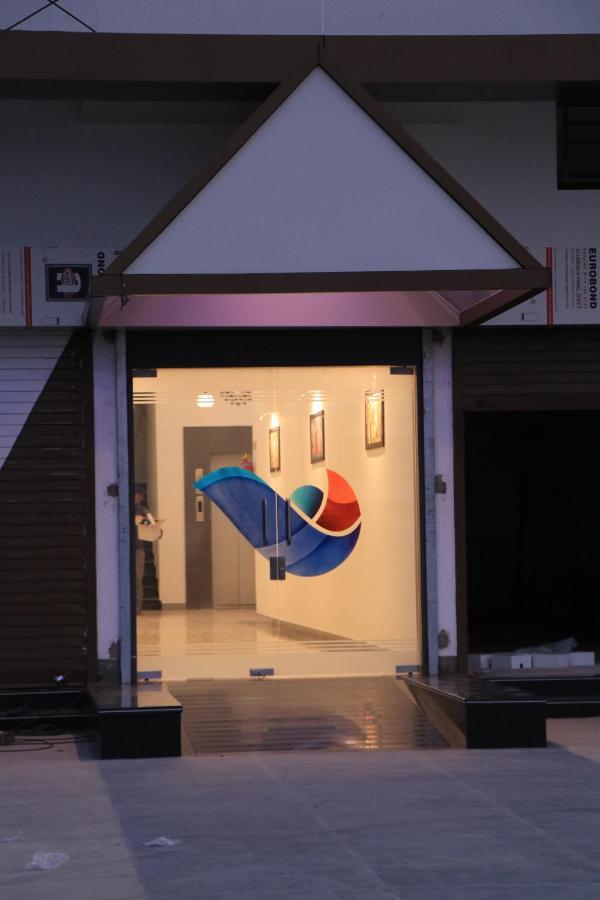 Hotel Viraj Residency ブジ エクステリア 写真