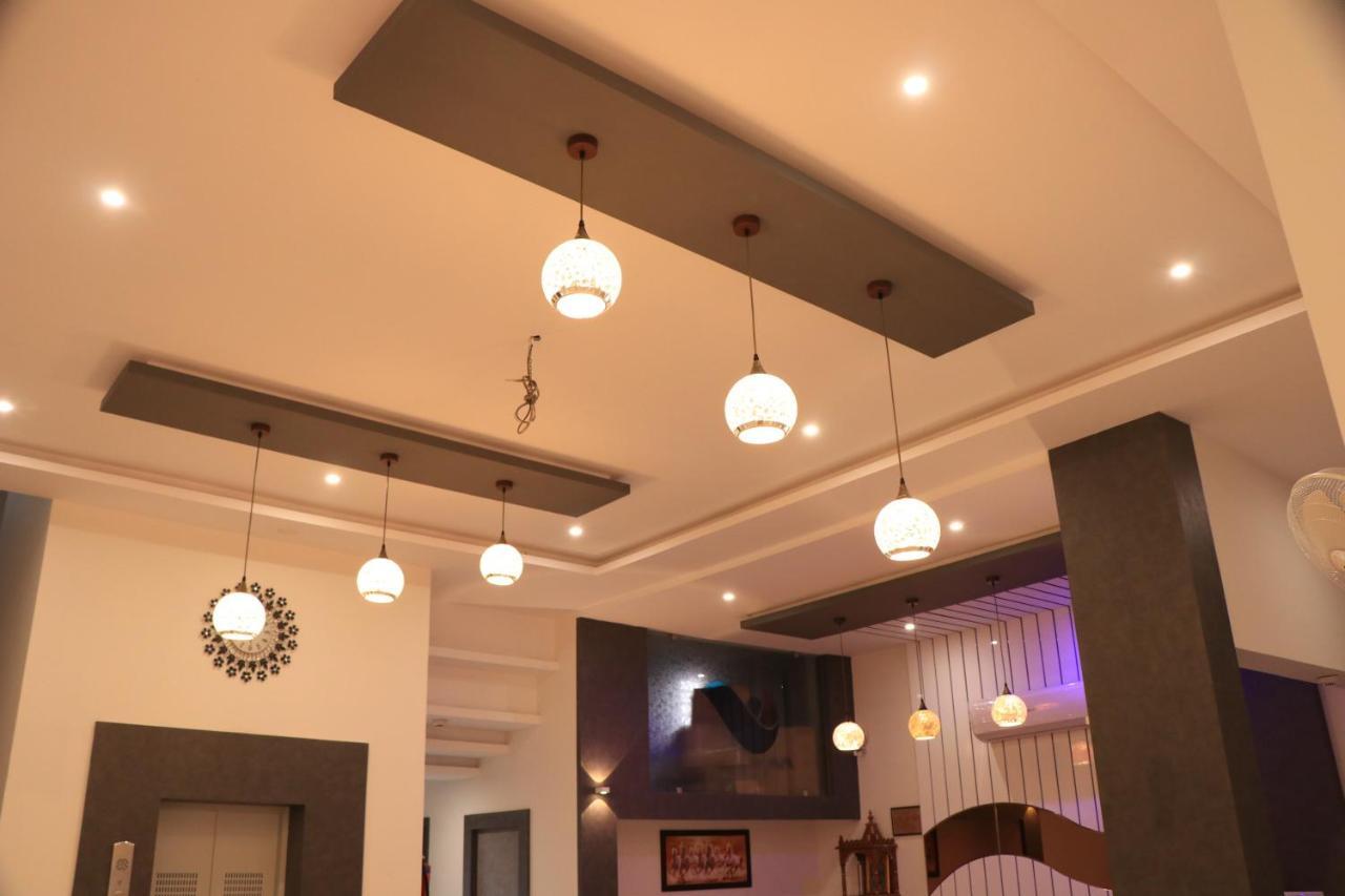 Hotel Viraj Residency ブジ エクステリア 写真