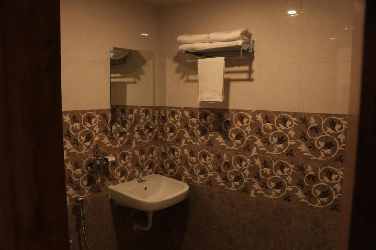 Hotel Viraj Residency ブジ エクステリア 写真