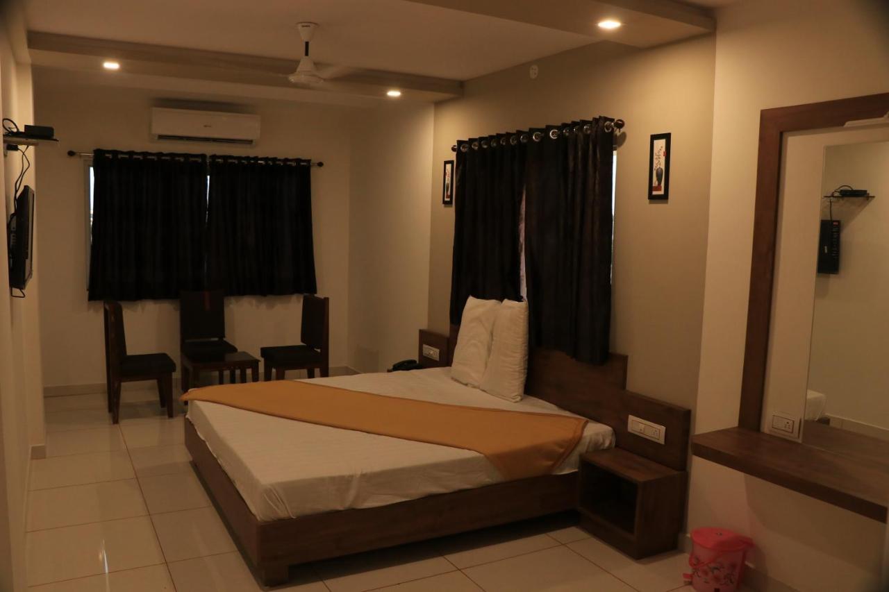 Hotel Viraj Residency ブジ エクステリア 写真